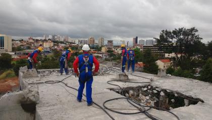 DEMOLIÇÃO DE CONCRETO ARMADO