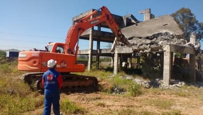 DEMOLIÇÃO DE CONCRETO ARMADO