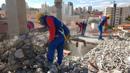 DEMOLIÇÃO MANUAL DE CONCRETO ARMADO